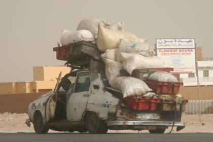 سيارة أجرة في أحد شوارع العاصمة الموريتانية نواكشوط