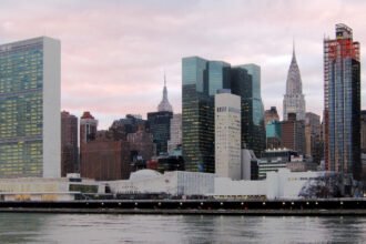 مقر الأمم المتحدة في نيويورك مطلًا على النهر الشرقي