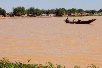 زورق خشبي تقليدي من نوع البيروغ الشائع استخدامه في غرب إفريقيا