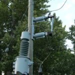 محول كهربائي مثبت على عمود ضمن شبكة توزيع الكهرباء